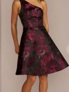 David's Bridal White and Black Logo Tag